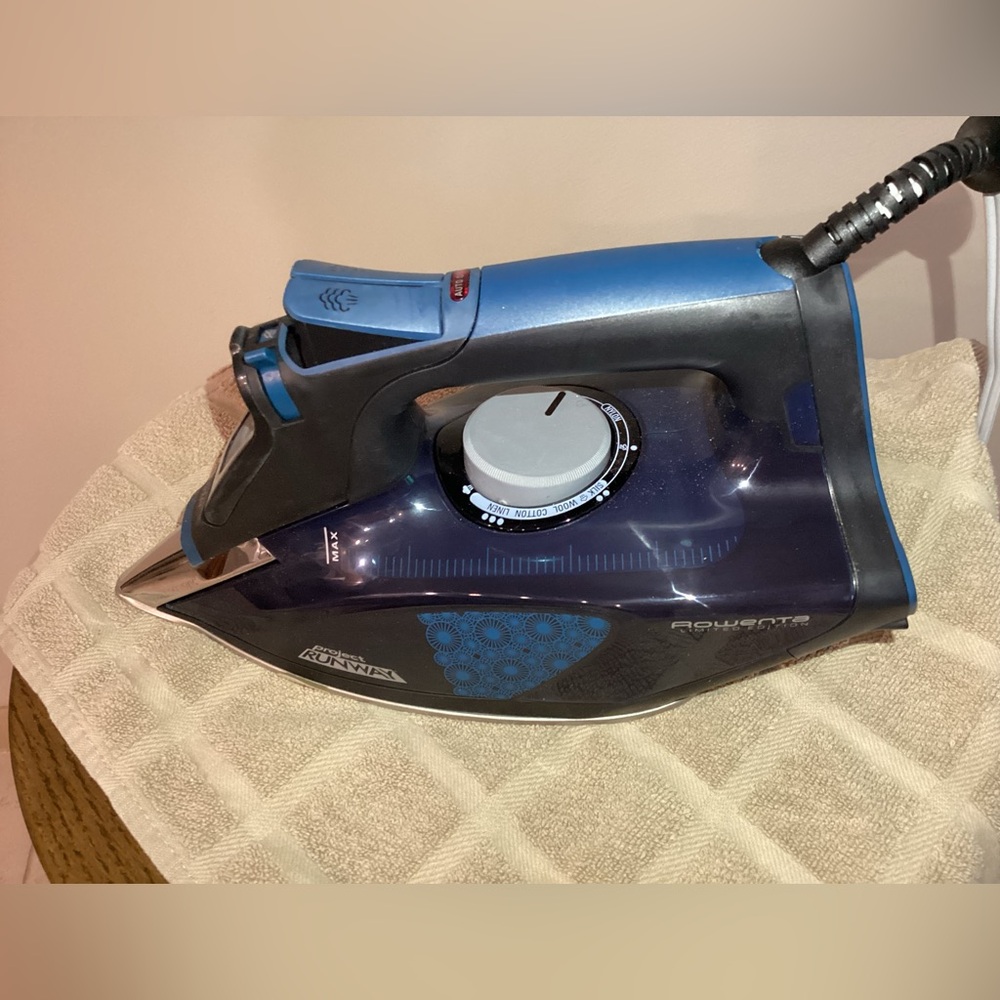 New Rowenta DW5051 Iron - Project Runway Edition - Picture 7 of 10